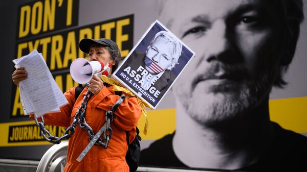 Apoiadora de Julian Assange durante manifestação contra sua extradição, em Londres - Sputnik Brasil