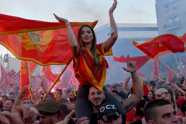 Manifestantes marcham com bandeiras após eleições parlamentares em Montenegro
 - Sputnik Brasil