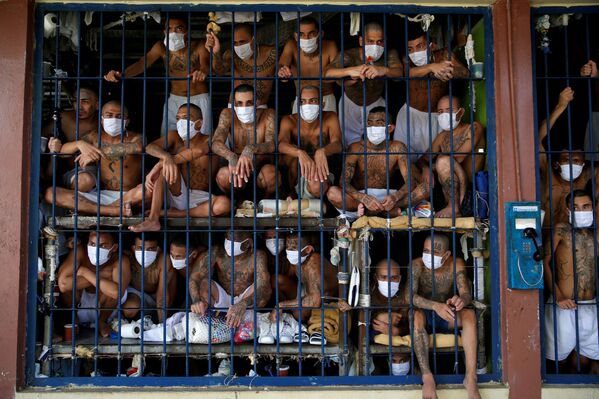 Criminosos em uma cela de prisão em El Salvador
 - Sputnik Brasil