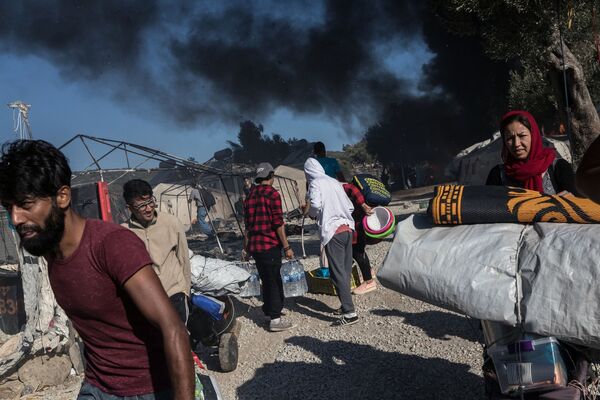 Campo de migrantes é queimado na Grécia
 - Sputnik Brasil