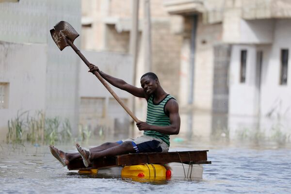 Morador dirige balsa após fortes chuvas no Senegal
 - Sputnik Brasil