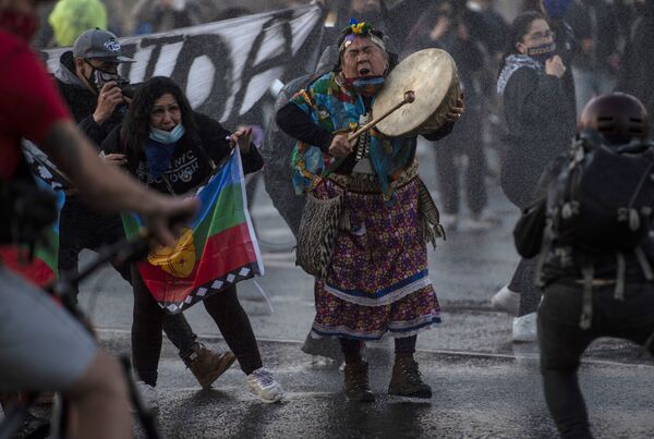 Indígena protesta contra ações do governo no combate à COVID-19 no Chile
 - Sputnik Brasil