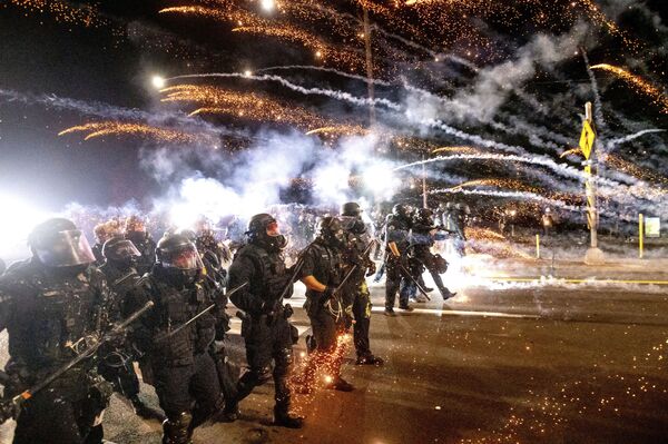 Polícia dispersa manifestantes em Portland, EUA
 - Sputnik Brasil