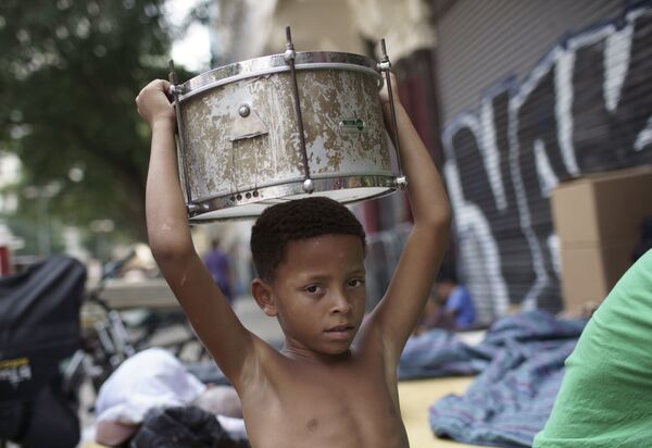Criança de uma família forçada a abandonar o prédio ocupado por 10 meses no Rio de Janeiro, 10 de setembro de 2020 - Sputnik Brasil