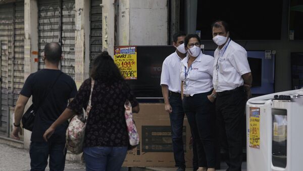 Vendedores aguardam fregueses em rua do centro do Rio de Janeiro com máscaras de proteção contra coronavírus - Sputnik Brasil