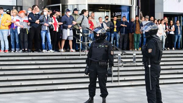 Policiais e manifestantes durante protestos em Minsk, Bielorrússia, 13 de setembro de 2020 - Sputnik Brasil