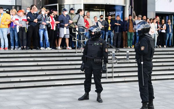 Policiais e manifestantes durante protestos em Minsk, Bielorrússia, 13 de setembro de 2020 - Sputnik Brasil
