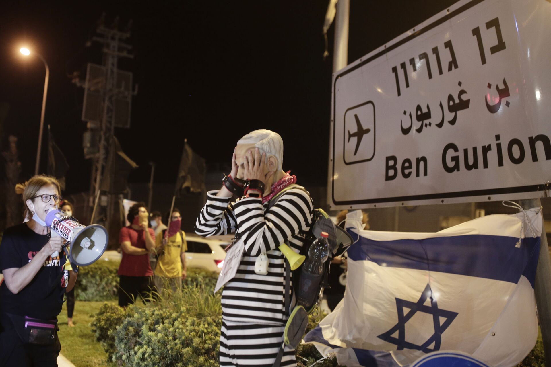 Manifestante com máscara do primeiro-ministro de Israel, Benjamin Netanyahu, participa de protesto no aeroporto Ben Gurion - Sputnik Brasil, 1920, 14.01.2022