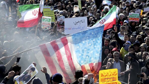 Em Teerã, manifestantes queimam bandeira dos Estados Unidos em comemoração do aniversário da Revolução Islâmica do Irã - Sputnik Brasil