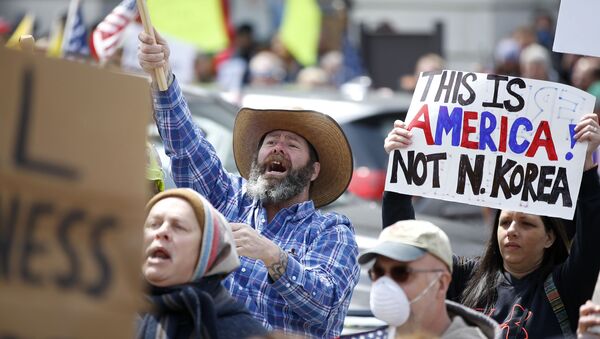 Em Harrisburg, no estado norte-americano da Pensilvânia, manifestantes protestam contra medidas restritivas  para conter a COVID-19 impostas pelo governador Tom Wolf, em 20 de abril de 2020. - Sputnik Brasil