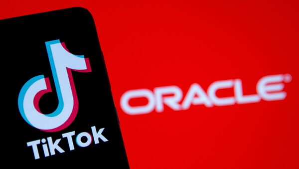 Smartphone com logotipo do TikTok ao lado de tela com símbolo da empresa norte-americana Oracle, 14 de setembro de 2020 - Sputnik Brasil
