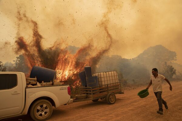Voluntário tenta conter fogo em estrada no Mato Grosso - Sputnik Brasil
