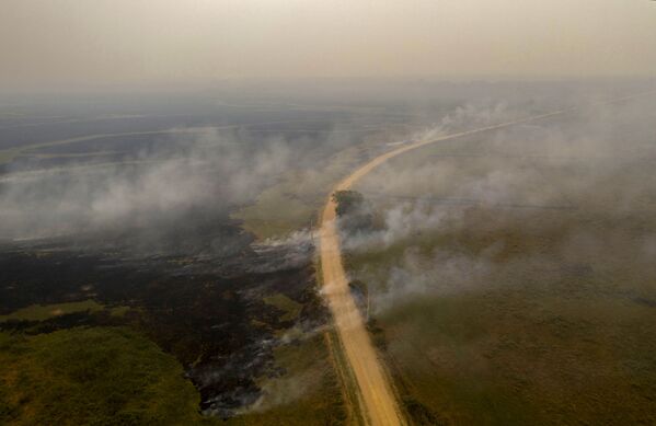 Vista aérea da estrada Transpantaneira e do incêndio no Pantanal - Sputnik Brasil