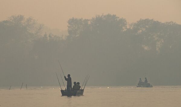 Homens pescam no rio Cuiabá enquanto fogo toma Pantanal - Sputnik Brasil