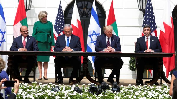 Em Washington, (da esquerda para a direita) o chanceler do Bahrein, Abdullatif al-Zayani, o premiê de Israel, Benjamin Netanyahu, o presidente dos Estados Unidos, Donald Trump, e o chanceler dos Emirados Árabes Unidos (EAU), Abdullah bin Zayed, durante cerimônia de assinatura dos acordos de Abraão, tratados de paz mediados pelos EUA e assinados entre Israel, Bahrein e EAU, em 15 de setembro de 2020. - Sputnik Brasil