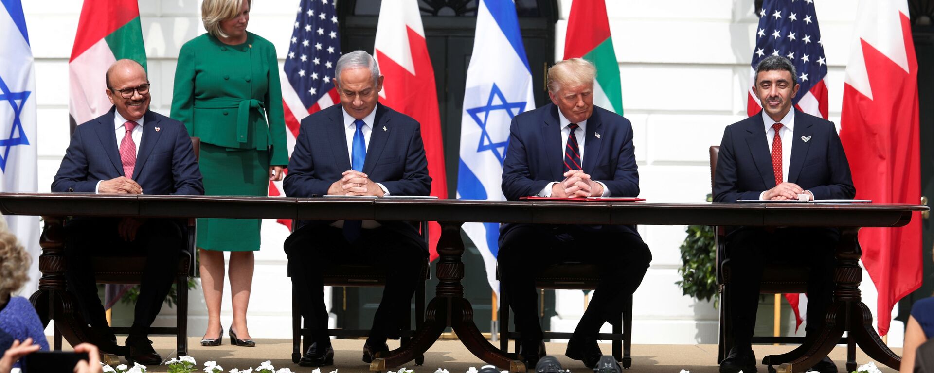Em Washington, (da esquerda para a direita) o chanceler do Bahrein, Abdullatif al-Zayani, o premiê de Israel, Benjamin Netanyahu, o presidente dos Estados Unidos, Donald Trump, e o chanceler dos Emirados Árabes Unidos (EAU), Abdullah bin Zayed, durante cerimônia de assinatura dos acordos de Abraão, tratados de paz mediados pelos EUA e assinados entre Israel, Bahrein e EAU, em 15 de setembro de 2020. - Sputnik Brasil, 1920, 15.09.2020