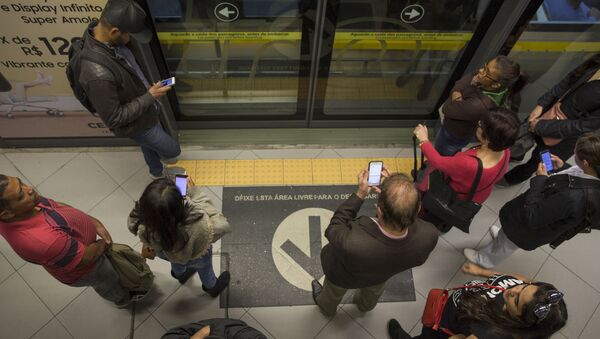 Em São Paulo, pessoas usam celular em estação do metrô de São Paulo, em 31 de agosto de 2020. - Sputnik Brasil