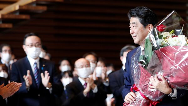 Shinzo Abe deixa a residência oficial do primeiro-ministro do Japão após oito anos no cargo, Tóquio, 16 de setembro de 2020  - Sputnik Brasil