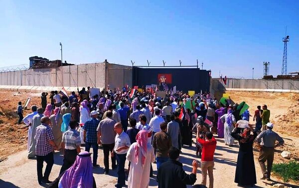 Sírios protestam na frente de um posto de observação turco em Idlib, no noroeste da Síria - Sputnik Brasil