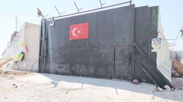 Portão de entrada de um dos postos de observação militar instalados pela Turquia em Idlib, na Síria - Sputnik Brasil