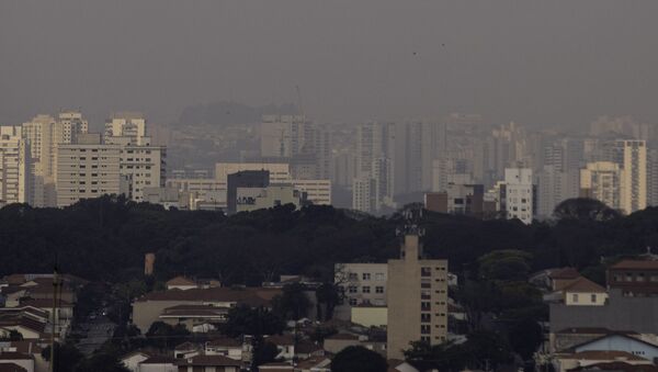 Poluição e fumaça são vistos sobre prédios na capital paulista - Sputnik Brasil