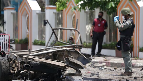 Policial investiga cena da explosão de carro-bomba na Tailândia (imagem referencial) - Sputnik Brasil