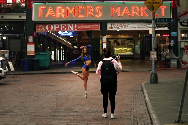Uma dançarina posa para fotógrafo em Pike Place Market em Seattle, nos EUA
 - Sputnik Brasil
