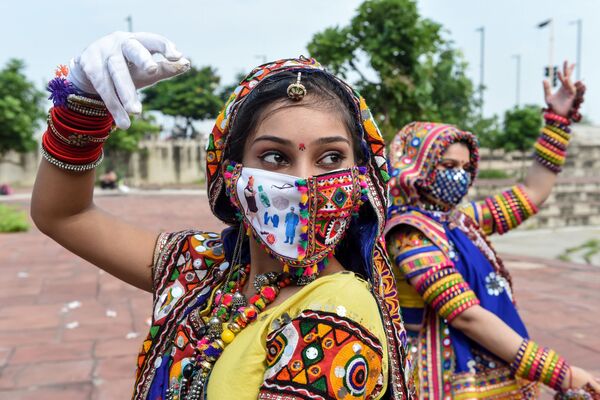 Dançarinas durante os ensaios antes do festival Navaratri em Ahmedabad, Índia
 - Sputnik Brasil