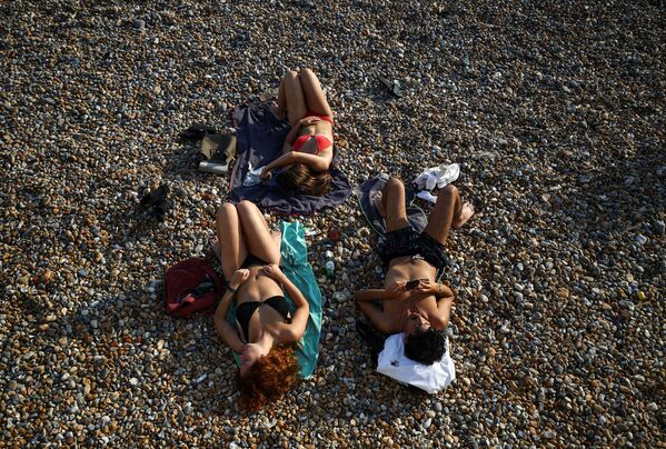 Banhistas em uma praia em Brighton, Reino Unido
 - Sputnik Brasil