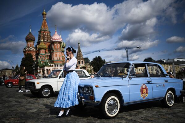 Moça posa perto de carro Zhiguli antes do início do rali de carros da era soviética
 - Sputnik Brasil