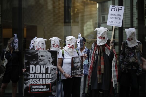 Apoiantes de Julian Assange participam de um protesto em frente ao Tribunal Criminal Central de Londres
 - Sputnik Brasil