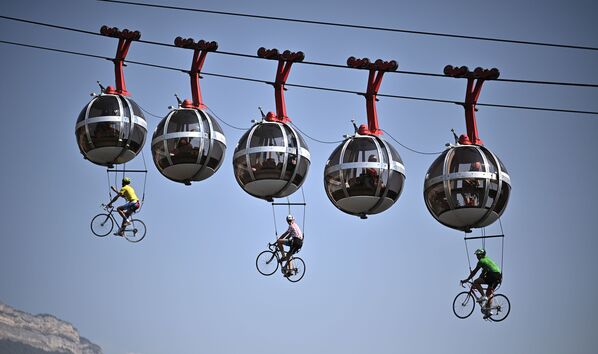 Ciclistas pendurados no teleférico de Grenoble
 - Sputnik Brasil