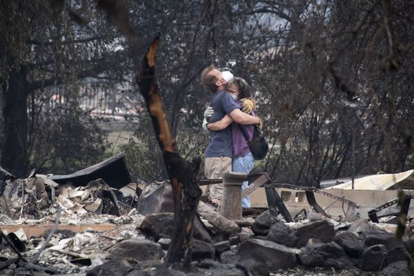 Pessoas nas ruínas de sua casa queimada no estado norte-americano de Oregon
 - Sputnik Brasil