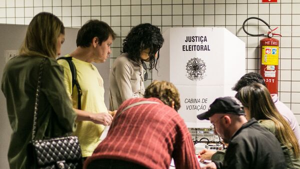 Em São Paulo, eleitores realizam voto em trânsito na estação do metrô República, em 5 de outubro de 2014. - Sputnik Brasil
