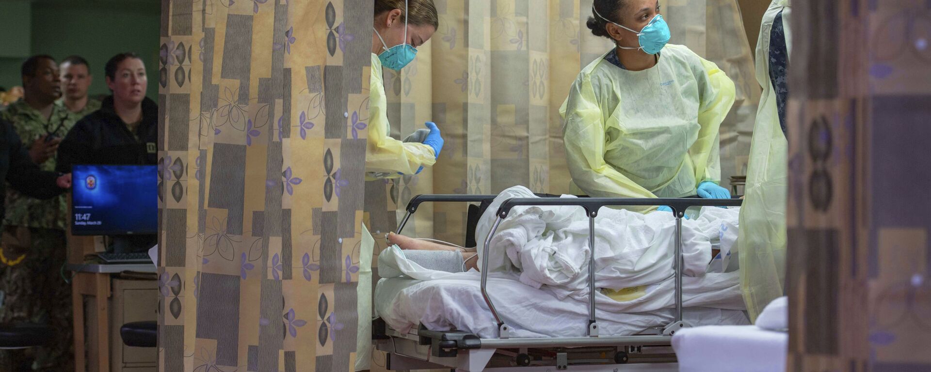Em Los Angeles, nos EUA, profissionais de saúde dentro de navio-hospital tratam paciente como parte de um esforço de apoio a hospitais da região para liberar leitos em meio à pandemia de COVID-19, em 29 de março de 2020 - Sputnik Brasil, 1920, 04.08.2022