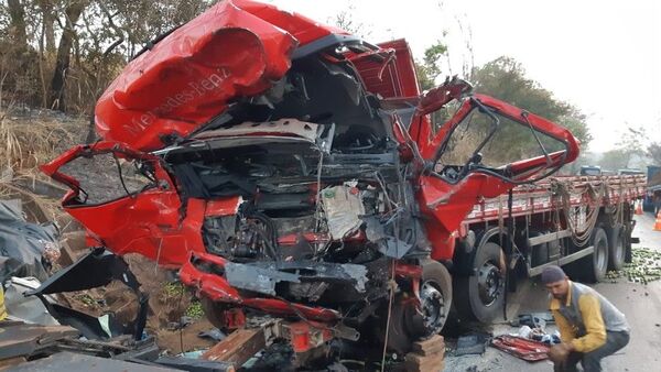 Em Patos de Minas-MG, um acidente na BR-365 deixou pelo menos 12 pessoas mortas e um ferido após batida frontal entre uma van e um caminhão, na madrugada de 20 de setembro de 2020. - Sputnik Brasil