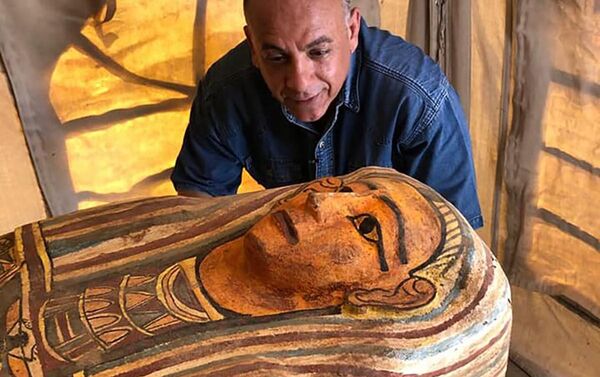 Arqueólogos escavam sarcófago em Sacará, Egito - Sputnik Brasil