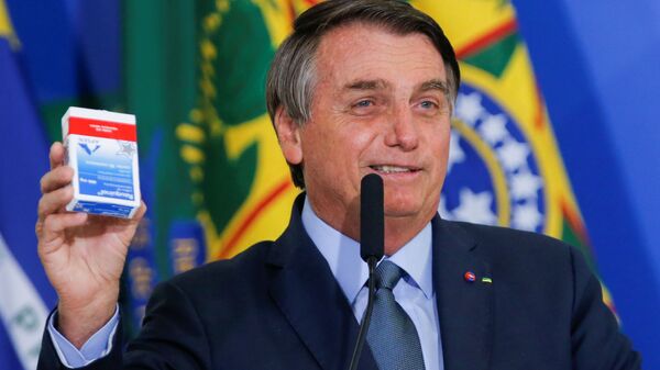 Presidente Jair Bolsonaro expõe uma caixa de hidroxicloroquina durante cerimônia em Brasília - Sputnik Brasil