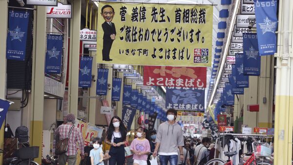 Cartaz em centro comercial em que está escrito Yoshihide Suga, parabéns por assumir o cargo de primeiro-ministro, em Yokohama, Japão, 21 de setembro de 2020 - Sputnik Brasil