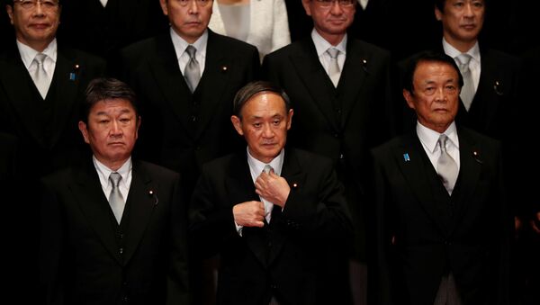 Novo primeiro-ministro do Japão, Yoshihide Suga, posa para foto com seu gabinete, em Tóquio, 16 de setembro de 2020 - Sputnik Brasil