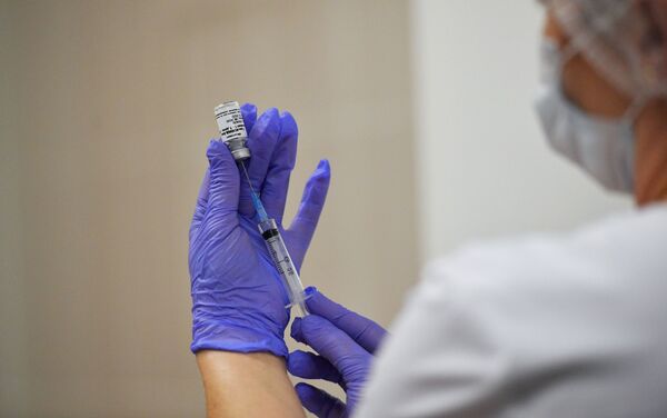 Enfermeira manipula vacina russa Sputnik V contra COVID-19 durante testes com voluntários em Moscou, Rússia, 9 de setembro de 2020 - Sputnik Brasil