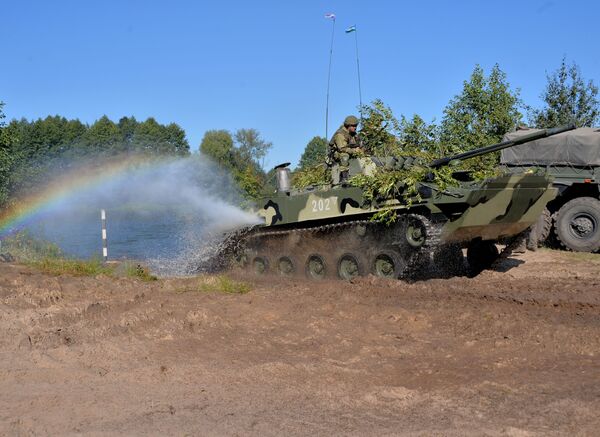 Militares das Forças Armadas da Rússia superam obstáculo aquático em rio com veículo de combate BMD-4 durante treinamentos Fraternidade Eslava 2020 - Sputnik Brasil