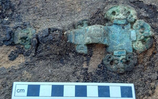 Artefato encontrado durante escavações em cemitério anglo-saxão em Suffolk, no Reino Unido - Sputnik Brasil
