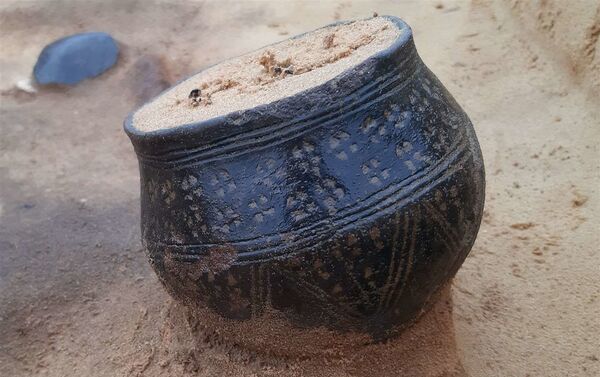 Artefato encontrado durante escavações em cemitério anglo-saxão em Suffolk, no Reino Unido - Sputnik Brasil
