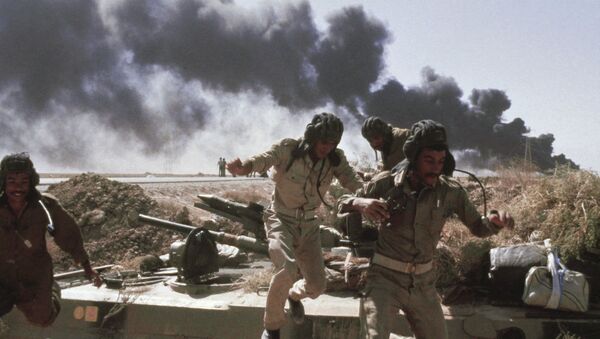 Tripulantes de tanque iraquiano durante ataque aéreo de caças, Abadan, Irã, 17 de outubro de 1980 (foto de arquivo) - Sputnik Brasil