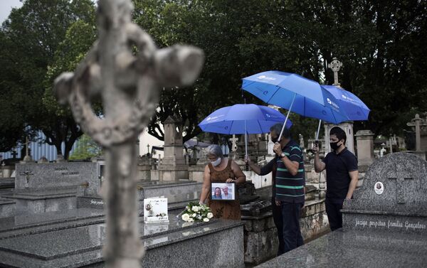 Família visita túmulo de ente querido falecido em decorrência da COVID-19, no cemitério da Penitência, no Rio de Janeiro, Brasil, 20 de setembro de 2020 - Sputnik Brasil