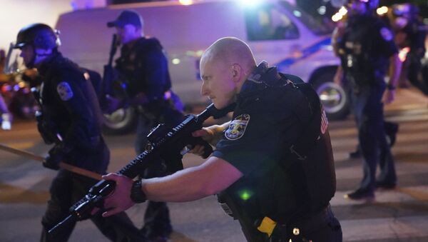 Em Louisville, no estado norte-americano de Kentucky, um policial empunha uma arma durante protestos após a condenação de um agente pelo assassinato de Breonna Taylor, em 23 de setembro de 2020. - Sputnik Brasil