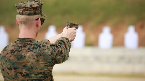 Instrutor da Marinha dos EUA dispara nova pistola SIG Sauer M18 - Sputnik Brasil