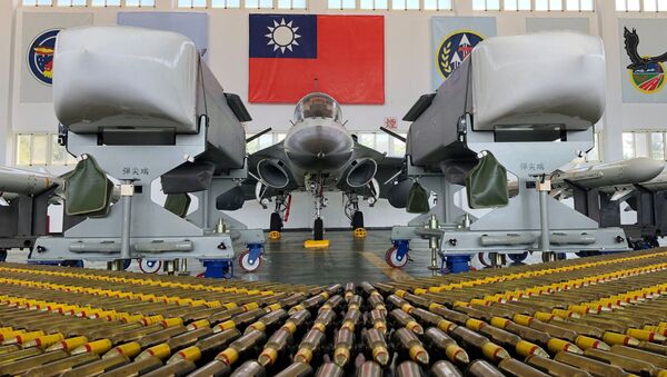 Caça taiwanês com mísseis de cruzeiro Wan Chien na Base da Força Aérea Makung - Sputnik Brasil
