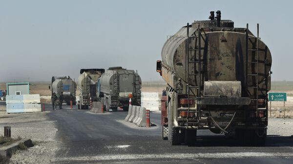 Um comboio de caminhões de petróleo passa por um posto de controle da polícia curda - Sputnik Brasil